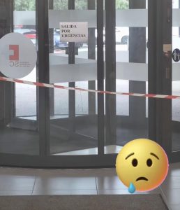 La puerta del Centro de Salud Saja no acaba de arrancar del todo después de la r…