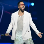 ¡La rompe! Romeo Santos vuelve al primer lugar y supera su propio récord en Billboard con “Lokita por mí”